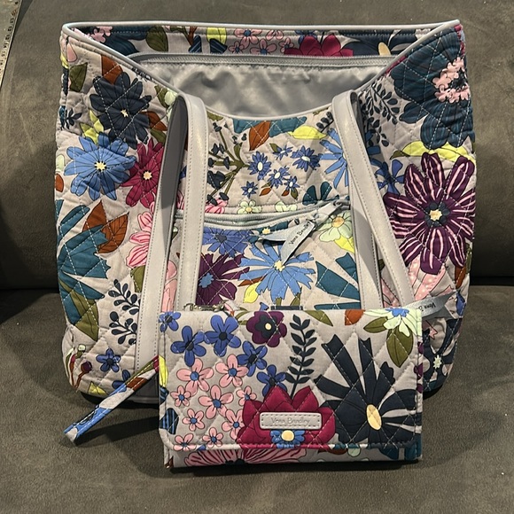 Vera Bradley Bengal Lily Small Trimmed Vera Tote Bag & RFID Smartphone Wristlet - Picture 7 of 9